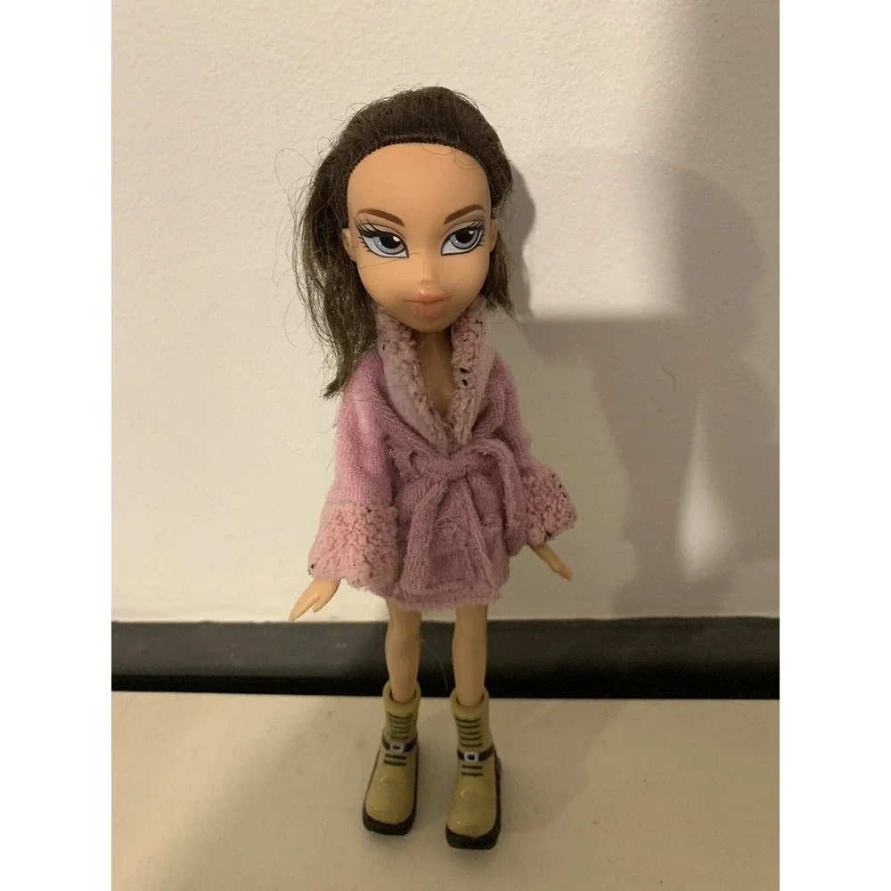 Bratz Dana Doll Blue Eyes Pink Robe